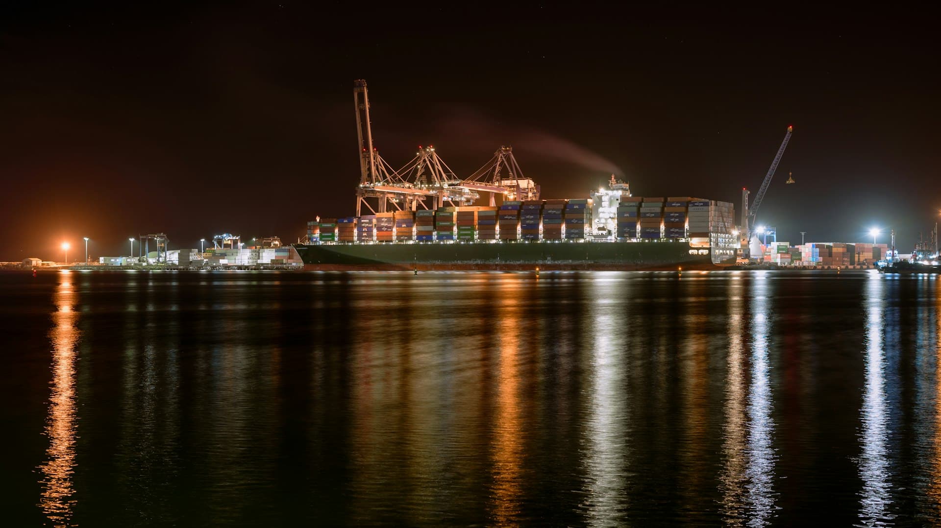 Navio fundeado sob vigilância ao anoitecer